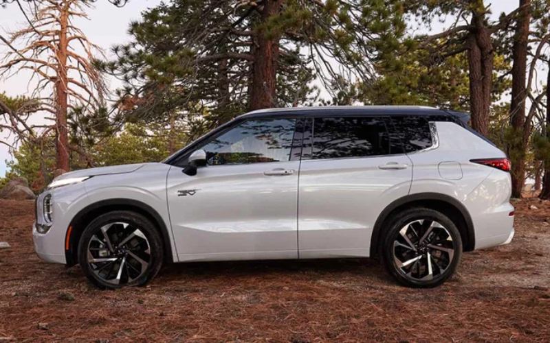 2025 Mitsubishi Outlander Plug-In Hybrid vs 2025 Toyota RAV4 Plug-in Hybrid near Dearborn, MI