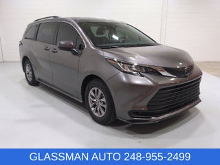 2022 Toyota Sienna LE 8 Passenger